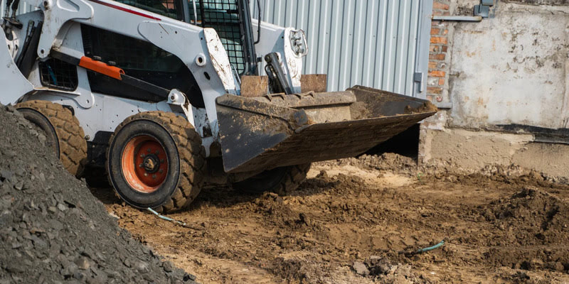 Máquina escavadora removendo terra em um local de construção