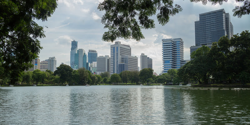 Lago com vista de prédios altos ao fundo em um dia nublado